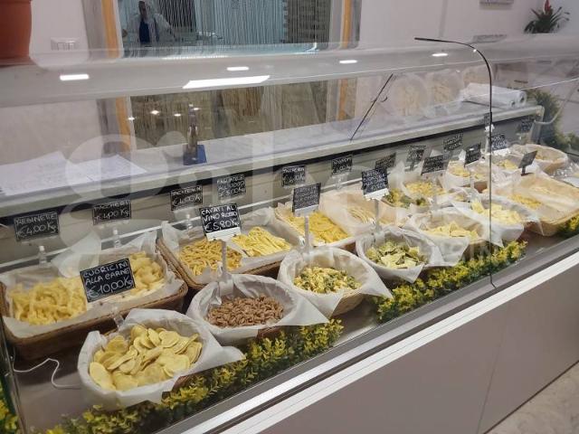 Locale Commerciale in vendita a Ravenna, Reggio Emilia