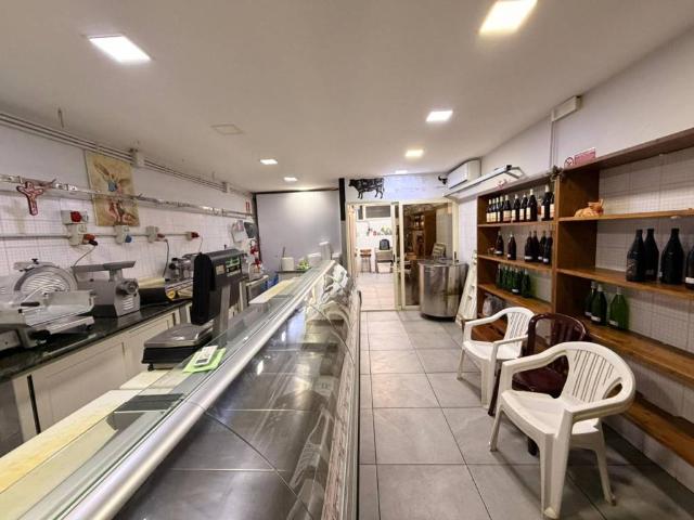 Locale Commerciale in vendita a Calabria, Reggio Calabria