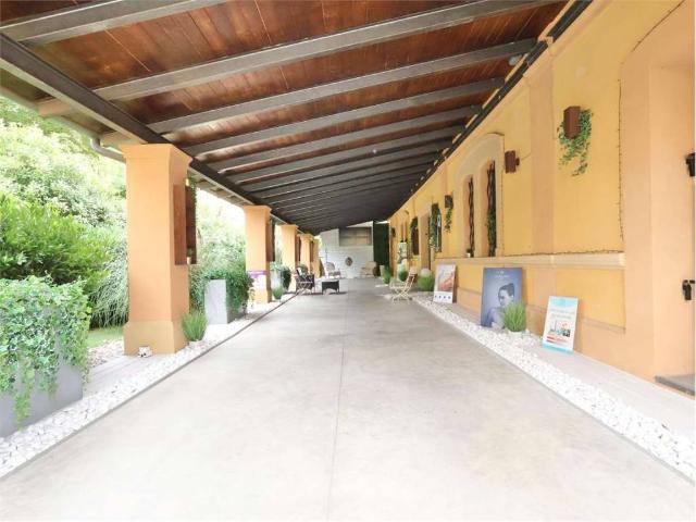 Locale Commerciale in vendita a Spirito Santo-Orologio, Re