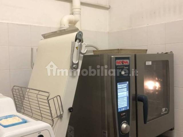 Locale Commerciale in vendita a Pieve Modolena, Re