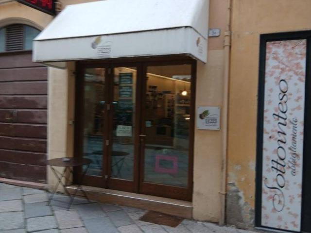 Locale Commerciale in vendita a San Prospero città, Re