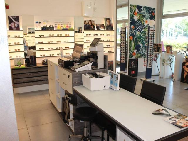 Locale Commerciale in vendita a San Paolo Tribunale, Re