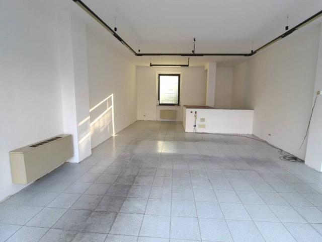 Locale Commerciale in vendita a Canazza, Rescaldina
