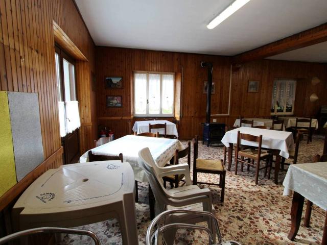 Locale Commerciale in vendita a Rezzoaglio, Liguria