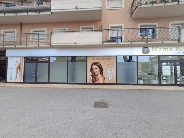 Locale Commerciale in vendita a Piazza Tevere, Rieti