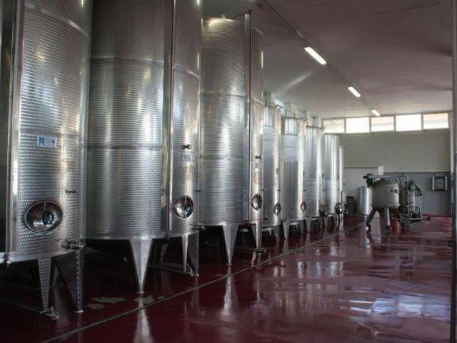 Locale Commerciale in vendita a Ponterotto, Marche