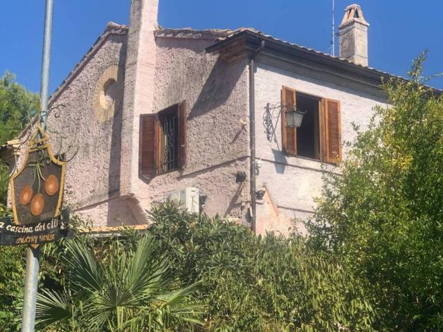 Locale Commerciale in vendita a Ponterotto, Marche