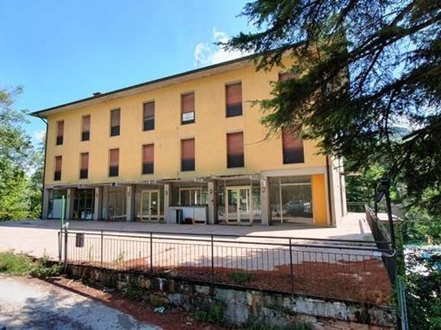 Locale Commerciale in vendita a Unione di Comuni della Romagna Forlivese, Rocca San Casciano