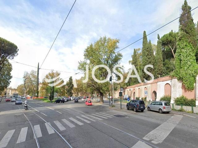 Locale Commerciale in vendita a Ripa, Roma
