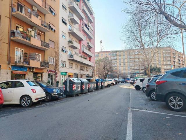 Locale Commerciale in vendita a Municipio Roma XI, Roma Capitale
