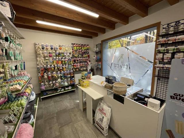Locale Commerciale in vendita a Romano Di Lombardia, Lombardia