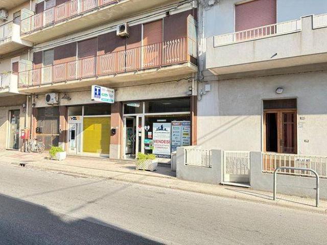 Locale Commerciale in vendita a Due Torri, Rometta
