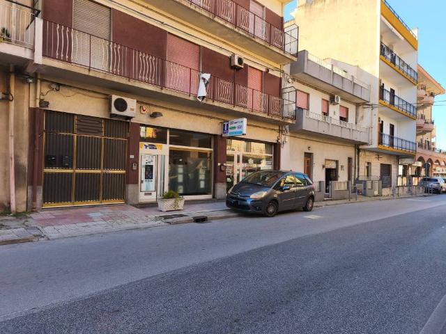 Locale Commerciale in vendita a Due Torri, Rometta