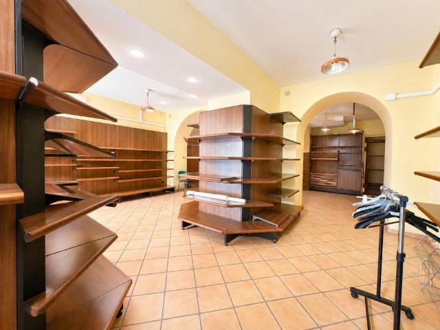 Locale Commerciale in vendita a Ronciglione, Lazio
