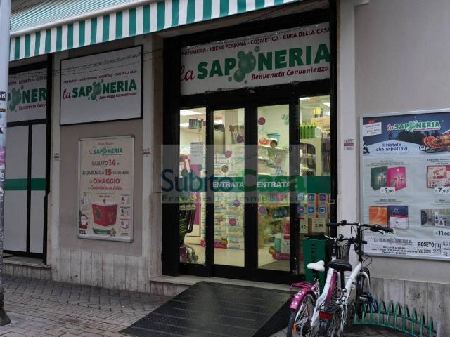Locale Commerciale in vendita a Roseto Degli Abruzzi, Abruzzo