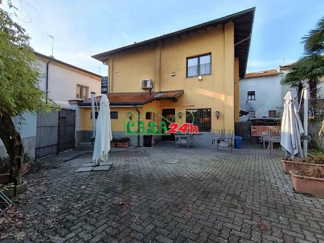 Locale Commerciale in vendita a Rovello Porro, Lombardia