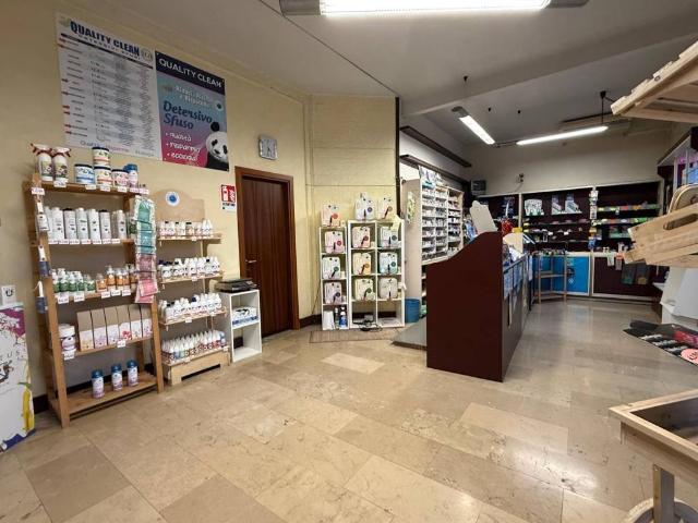 Locale Commerciale in vendita a Rovigo, Veneto