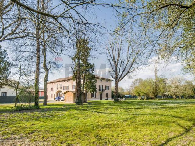 Locale Commerciale in vendita a Tresinaro - Secchia, Re
