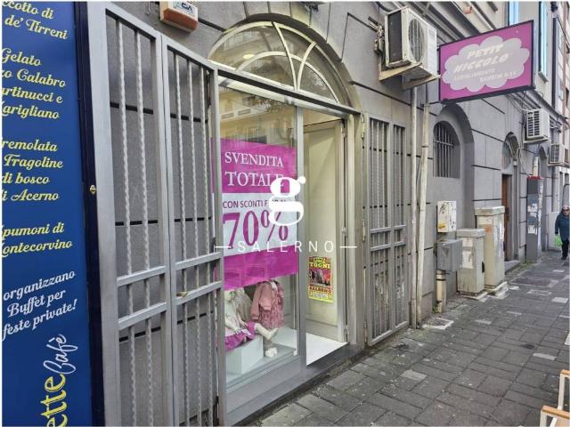 Locale Commerciale in vendita a Salerno, Campania