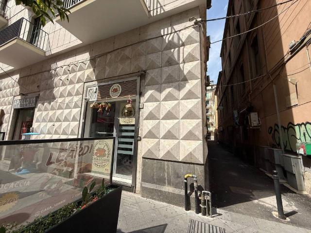 Locale Commerciale in vendita a Salerno, Campania