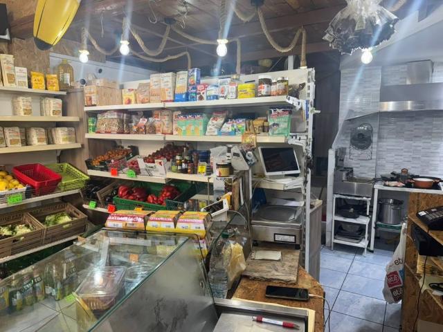 Locale Commerciale in vendita a Salerno, Campania