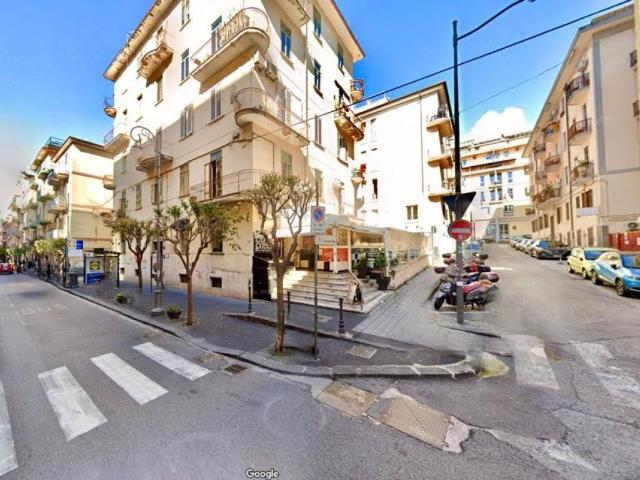 Locale Commerciale in vendita a Salerno, Campania