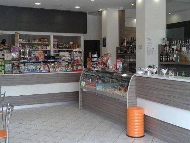 Locale Commerciale in vendita a Marina di sotto, Marche