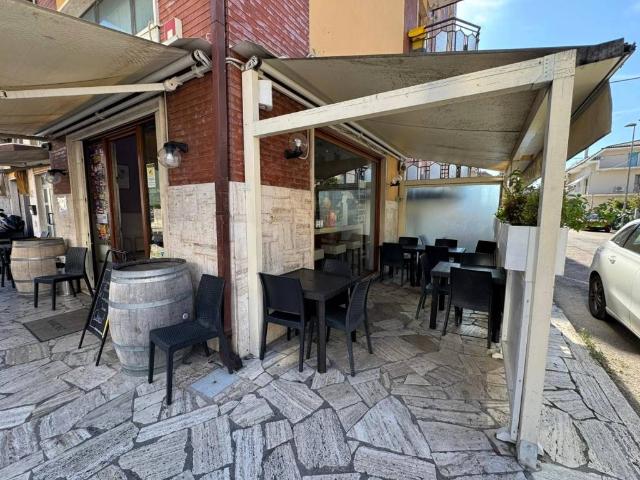Locale Commerciale in vendita a Sentina, Marche