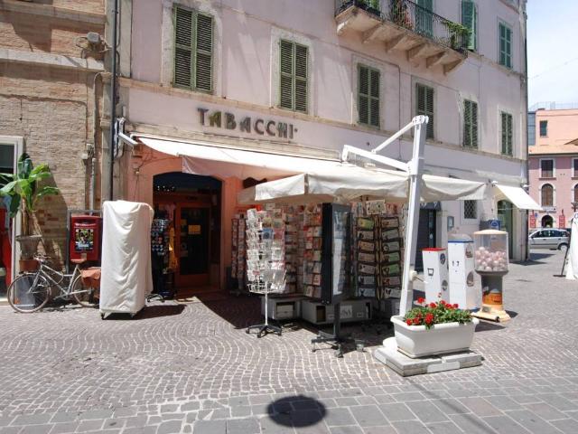 Locale Commerciale in vendita a Albula centro, Marche