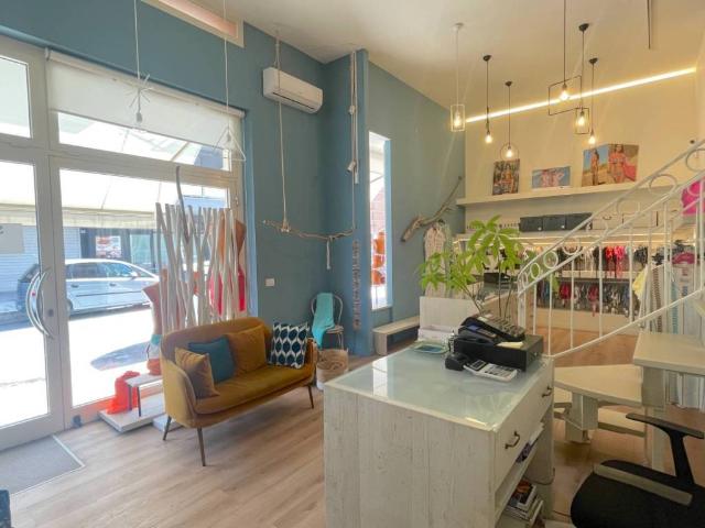 Locale Commerciale in vendita a Mare, Marche