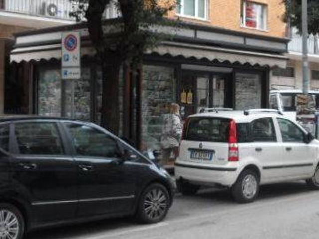 Locale Commerciale in vendita a Sant'Antonio, Marche