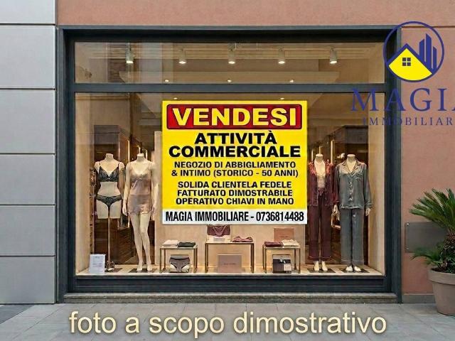 Locale Commerciale in vendita a Porto d'Ascoli centro, Marche