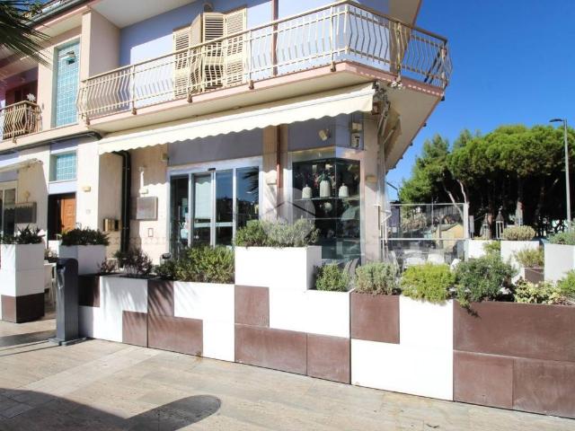 Locale Commerciale in vendita a Mare, Marche