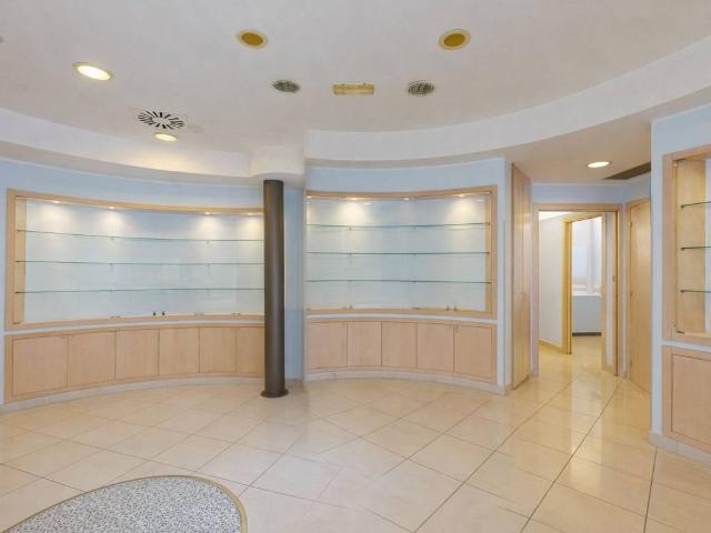 Locale Commerciale in vendita a Mare, Marche