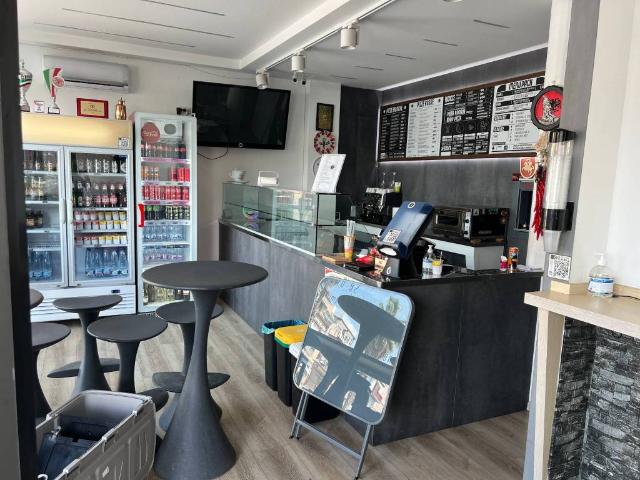 Locale Commerciale in vendita a Marina centro, Marche