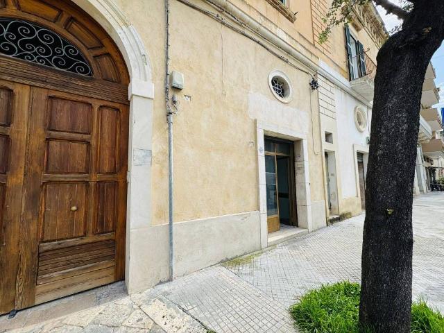 Locale Commerciale in vendita a Puglia, Lecce