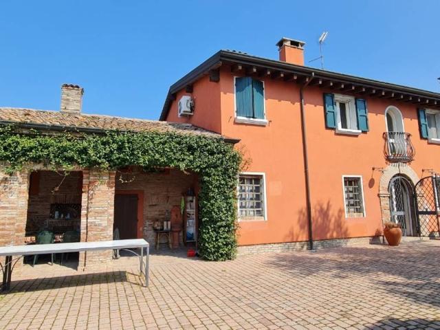 Locale Commerciale in vendita a Unione Comuni Modenesi Area Nord, San Felice Sul Panaro