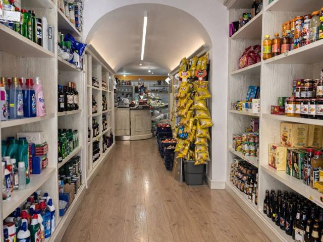 Locale Commerciale in vendita a Castello al Monte, Marche