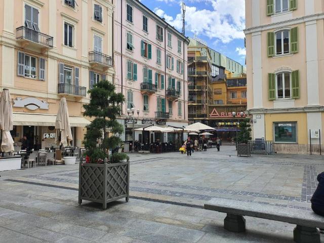 Locale Commerciale in vendita a San Remo, Liguria