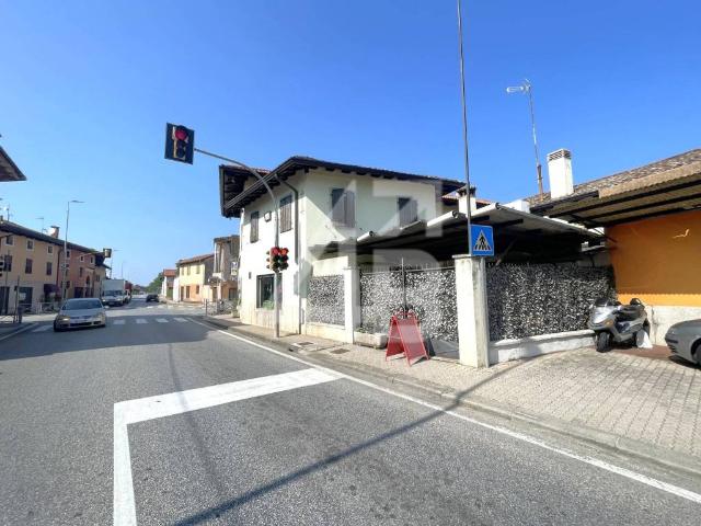 Locale Commerciale in vendita a Santa Maria La Longa, Friuli-Venezia Giulia