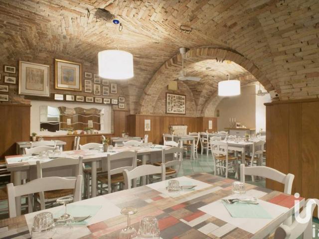 Locale Commerciale in vendita a Marche, Ancona