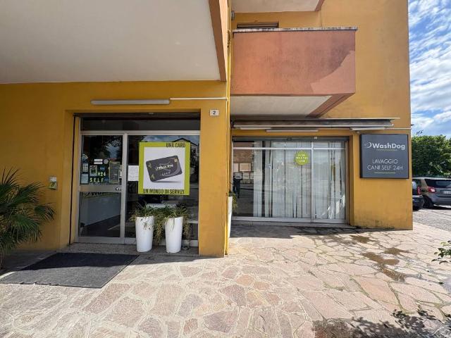 Locale Commerciale in vendita a Unione di comuni Valmarecchia, Santarcangelo Di