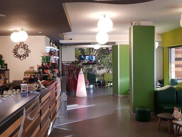 Locale Commerciale in vendita a Sant'arpino, Campania