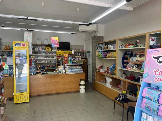 Locale Commerciale in vendita a Castellano, Marche