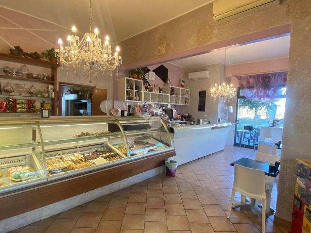 Locale Commerciale in vendita a Val d’Enza, Re