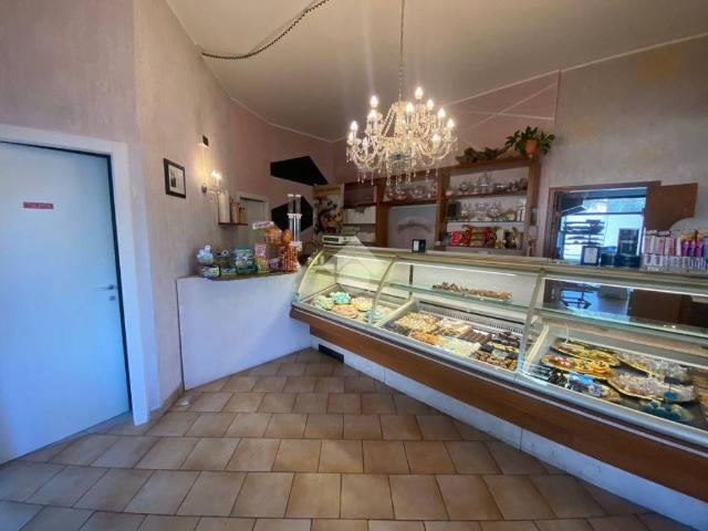 Locale Commerciale in vendita a Val d’Enza, Re