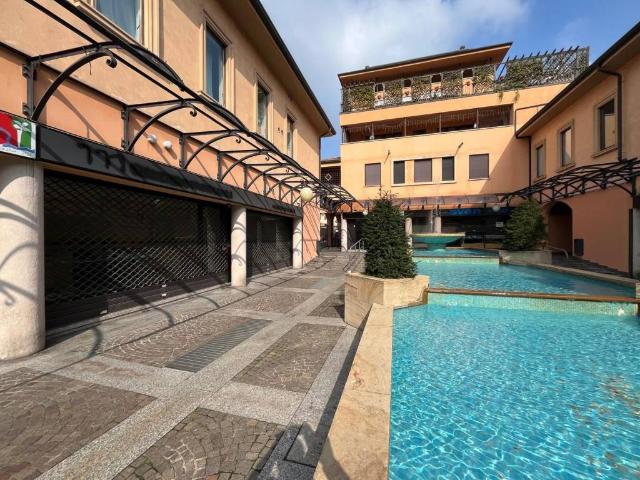 Locale Commerciale in vendita a Volta-Prealpi, Saronno