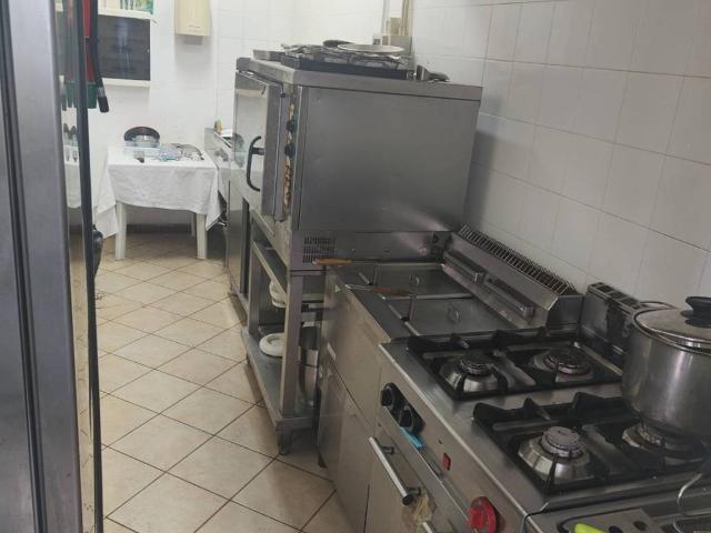 Locale Commerciale in vendita a Sarzana, Liguria