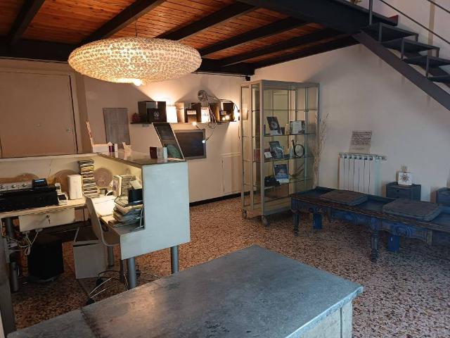 Locale Commerciale in vendita a Villetta, Albisola Capo