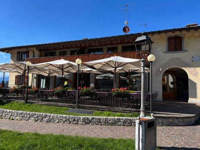 Locale Commerciale in vendita a Borgo storico Taramelli, Selvino
